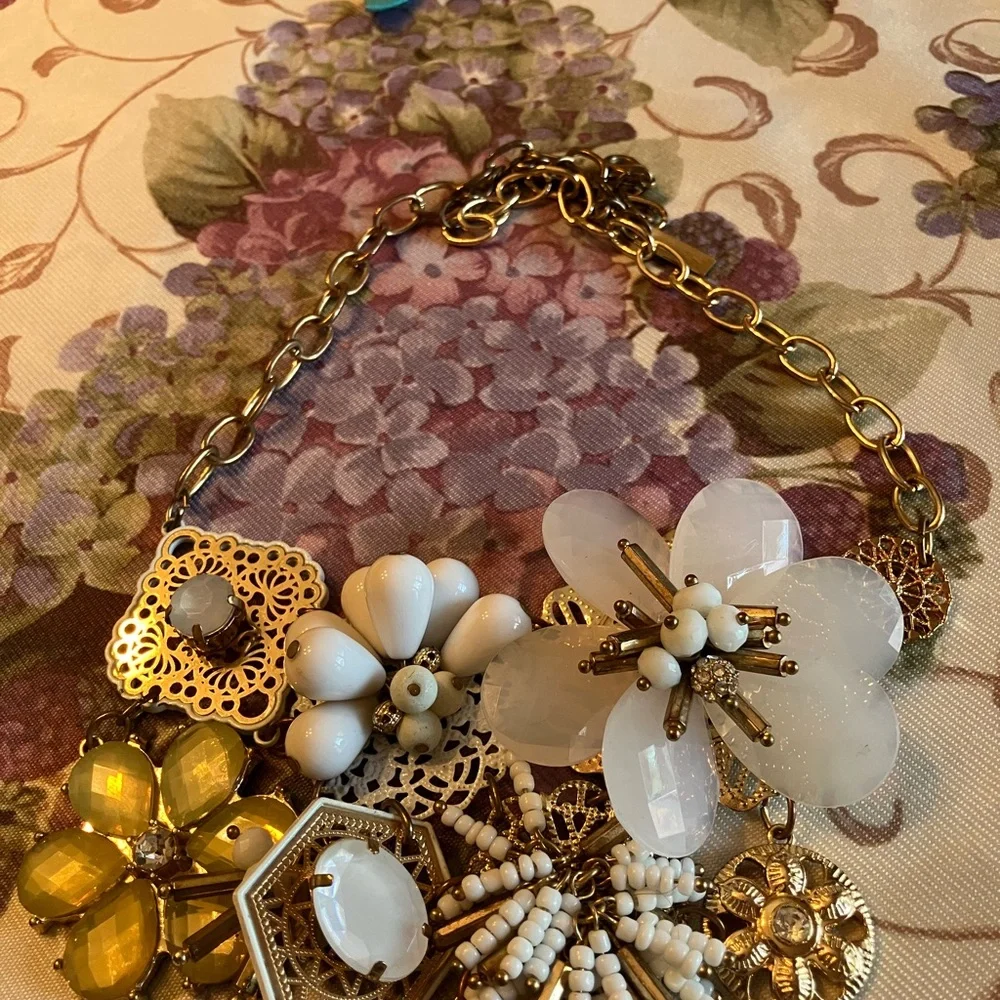 ———SOLD———-____\OPULENT FLORAL NECKLACE - Picture 8 of 12